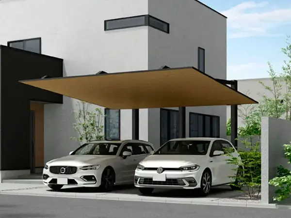 駐車スペースに設置された明るい屋根のカーポート