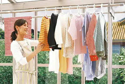 サンルームで洗濯物干しのイメージ