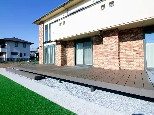 ウッドデッキを設置した庭リフォームの施工例