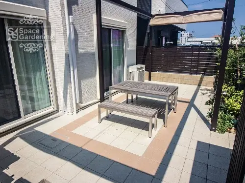 タイルテラスを設けた庭リフォームの施工例