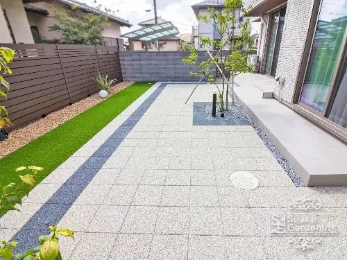 コンクリート平板で歩きやすく整えた庭の施工例