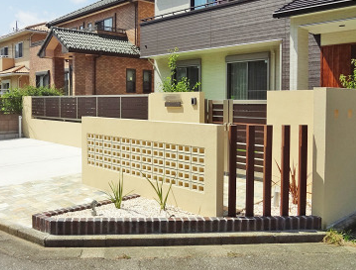 施工例　茨城県守谷市　新築外構工事　ナチュラル　セミクローズ　駐車場　塀　角柱　アプローチ