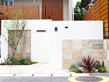 施工例　千葉県千葉市　リフォーム外構工事　シンプル　セミクローズ　門柱　駐車場　カーポート