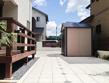 施工例　千葉県佐倉市　新築庭工事　シンプル　タイルテラス　目隠しフェンス　物置　塀　門扉