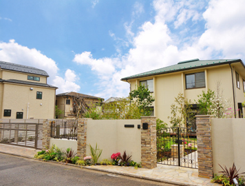 施工例　東京都西東京市　新築外構工事　ハイクラス　クローズ　駐車場　車庫扉　門扉　塀　フェンス