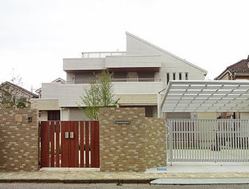 施工例　施工例　千葉県柏市　新築外構工事　ハイクラス　クローズ　門柱　門扉　駐車場　カーポート　車庫扉