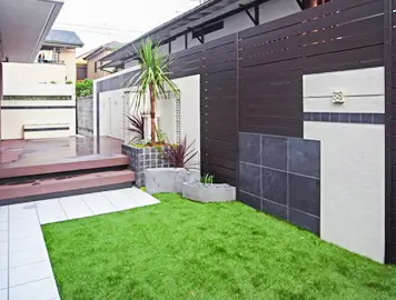 施工例　千葉県市川市　新築庭工事　ハイクラス　人工芝　ウッドデッキ　坪庭　塀　シンボルツリー