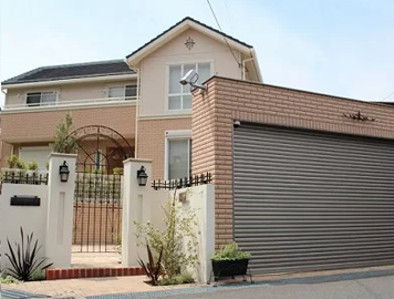 施工例　千葉県千葉市　リフォーム外構工事　ハイクラス　クローズ　門柱　門扉　駐車場　アプローチ