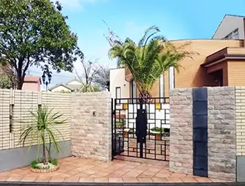 施工例 埼玉県八潮市 リフォーム外構工事 ハイクラス セミクローズ 門柱 門扉 駐車場 車庫扉