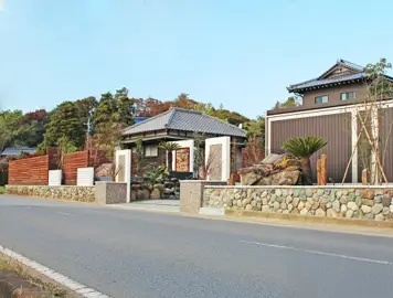 施工例 千葉県白井市 リフォーム外構工事 ハイクラス オープン 目隠しフェンス 駐車場 門柱