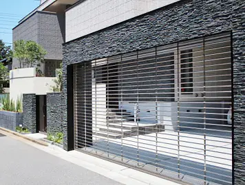 施工例 千葉県八千代市 千葉県八千代市 新築外構工事 ハイクラス クローズ 駐車場 門柱 門扉 車庫扉 目隠し