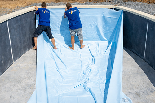 プール内側に防水シートを敷く工程5の様子