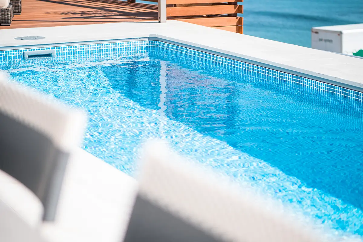 きれいな状態に保たれた家庭用プールの水面