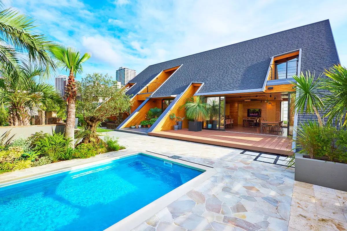 プールと庭が一体でデザインされた住宅の施工事例