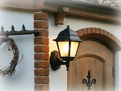 カンナ物置まわりに合わせるブラケット照明