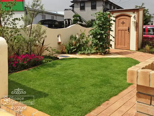 芝生の庭に設置したカンナ物置の施工例1