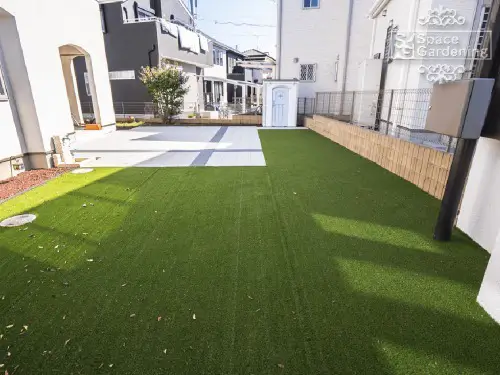 芝生の庭に設置したカンナ物置の施工例2