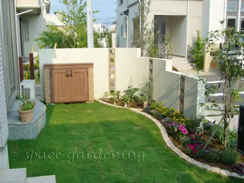 芝生の庭に設置したカンナ物置の施工例4