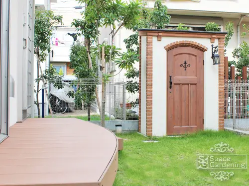 ウッドデッキに設置したカンナ物置の施工例1