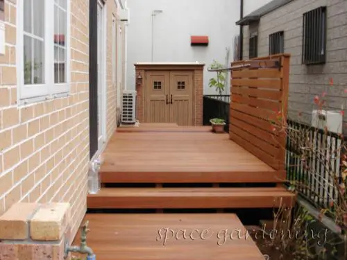 ウッドデッキに設置したカンナ物置の施工例3