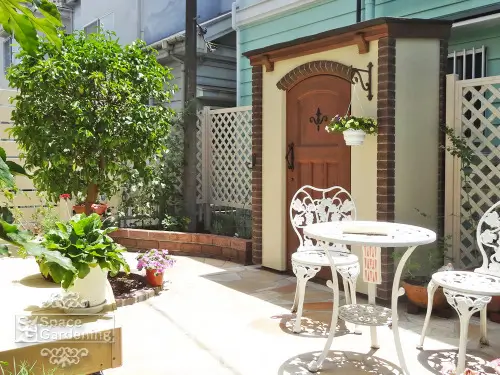 テラスに設置したカンナ物置の施工例1