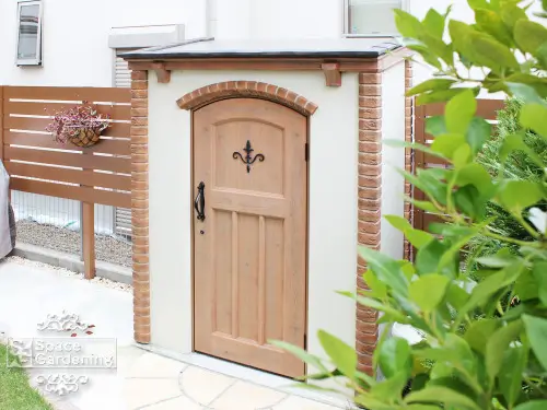 テラス庭に設置したカンナ物置の施工例2