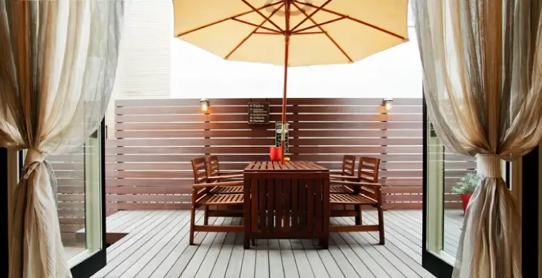 視線を遮ってプライベート空間を確保した庭