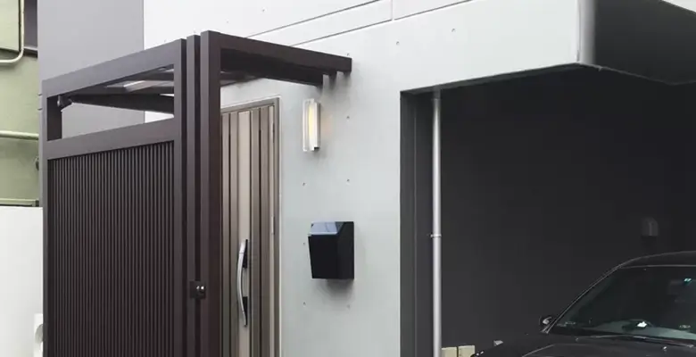 外観デザインに調和した目隠しフェンスのある住まい