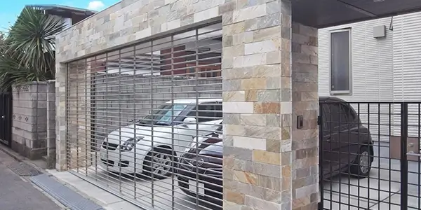 アンティークな車庫を抜けた先はリゾートガーデンの施工事例