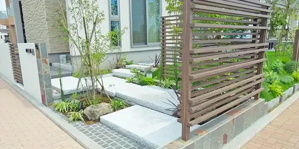 和モダンのアプローチと菜園のある庭の施工事例