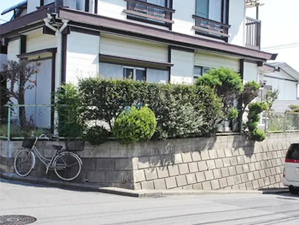 既存の外構と建物まわりの着工前の様子