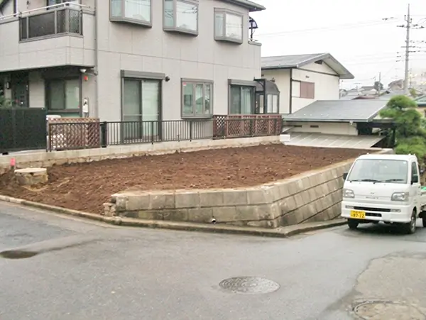 既存の庭まわりを撤去して整地を進めている様子