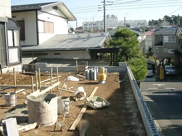 掘削を進めながら基礎位置を確認している工事の様子