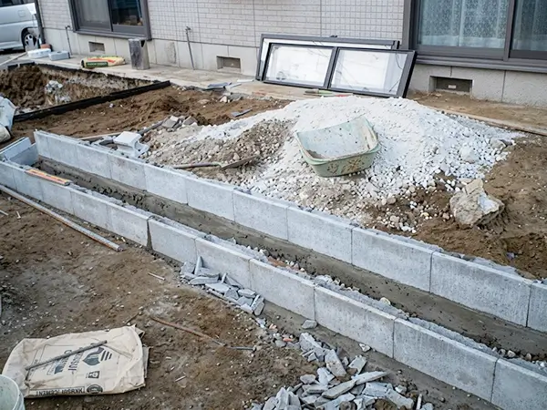 地中の配管や設備まわりの位置を調整している様子