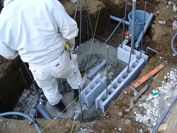 テラスやガーデンルームまわりの骨組み工事を進めている様子