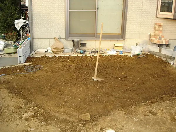 テラスやガーデンルームまわりの骨組み工事を進めている様子