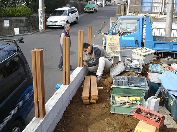 庭全体に砕石を敷き込み転圧している様子