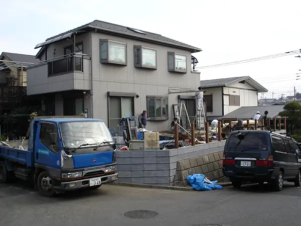 型枠やブロックの位置を確認しながら工事している様子