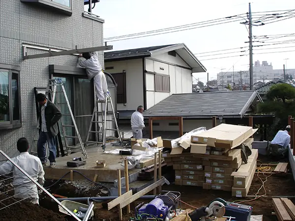 建物と庭をつなぐテラスまわりの工事が進んでいる様子