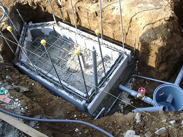 基礎コンクリートを打設する前の配筋と型枠の様子