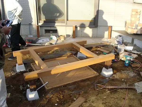 下地材や配管を設置しながら庭全体の基盤を整えている様子