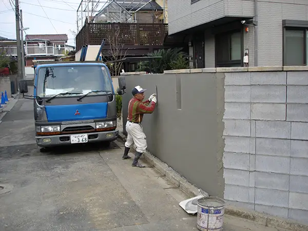 左官職人が壁の仕上げ作業をしている様子