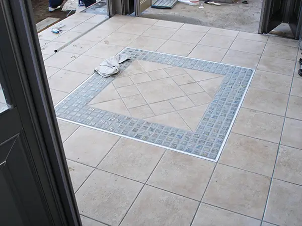 ガーデンルームまわりの内部工事を進めている様子