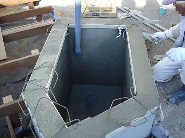水盤や壁泉まわりの下地工事を進めている様子