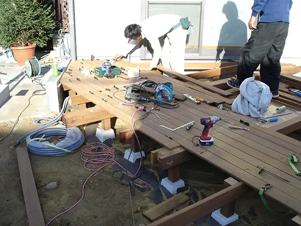 複数の職人が同時に現場で施工している様子