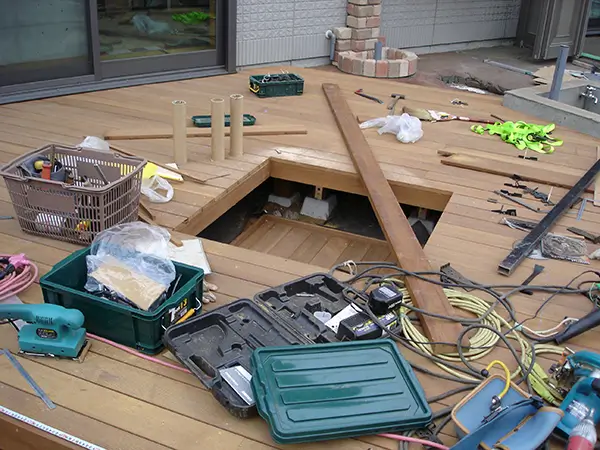 木工事が進み床下や構造が見えている様子