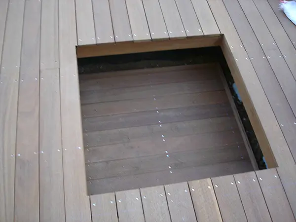 掘りごたつ部分の造作が進んでいる様子