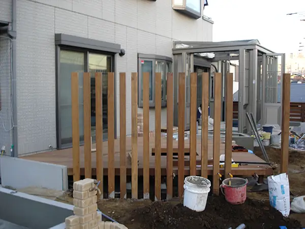 金物や設備の最終調整をしている様子