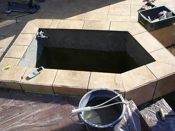 仕上げ材の施工が進み庭の全体像が見えてきた様子