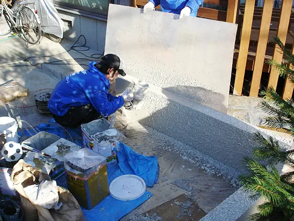 職人が最終清掃と仕上がり確認をしている様子